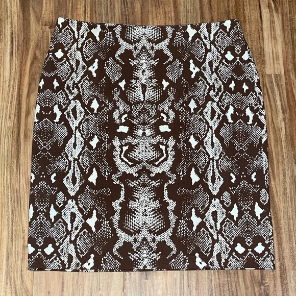 J McLaughlin women’s 8 skirt brown cream snake print pencil stretch casual work - Picture 1 of 8